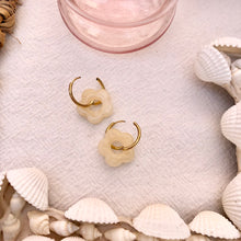 Load image into Gallery viewer, Boucles d’oreilles fleurs crème
