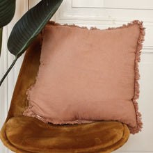 Load image into Gallery viewer, Coussin terracotta à franges
