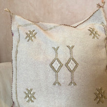 Load image into Gallery viewer, Housse de coussin Sabra n°23 | Baby pink
