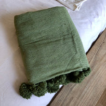 Charger l&#39;image dans la galerie, Plaid à pompons vert olive
