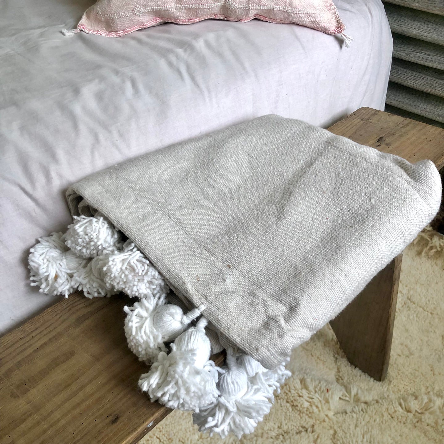 Plaid à pompons écru et blanc